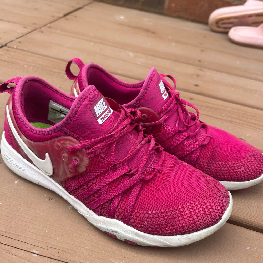 Nike Fuchsia Athletic Shoes Lightweight Breathable Design